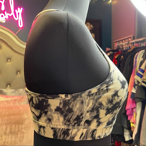 Lululemon Flow Y Bra IV
Great Granite Black Mojave Tan
Size 8 - Picture 9 of 12